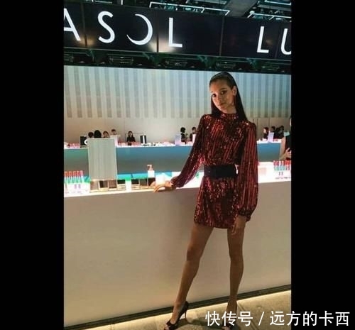  「个性」18岁日法混血模特成时装周新宠，古怪精灵极具个性