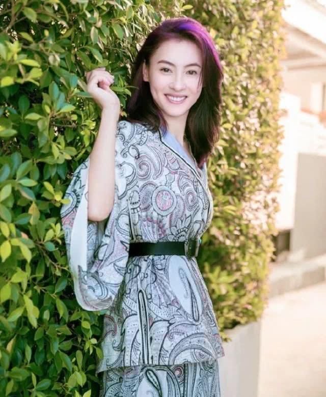 『印花图案』字母印花已经过时了!今年流行这4款“涂鸦”,个性十足谁穿谁潮