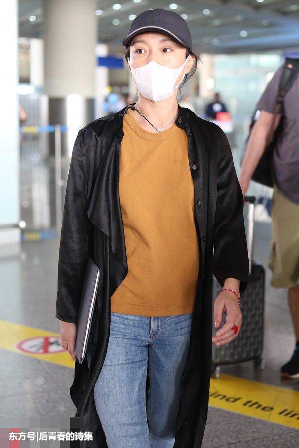 周迅走机场，不化妆就算了，还穿了条旧裤子，网友：我妈都不会穿
