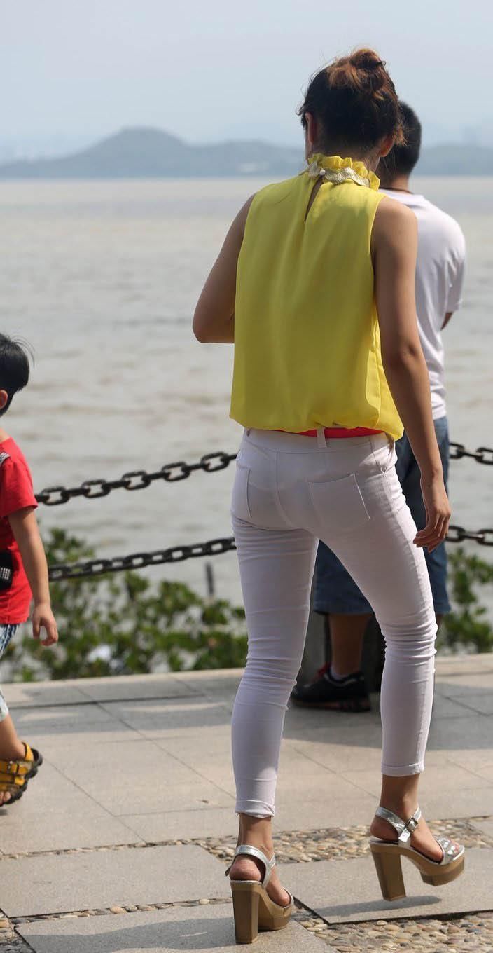 湖边抓拍:黄衫紧身白裤的大姐姐，苗条的身姿，优雅的仪态