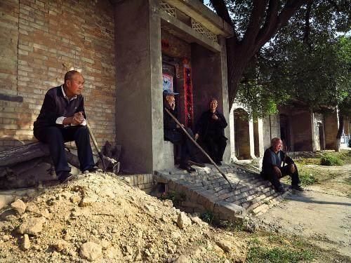 为什么60岁的农村老人还要外出打工？老农民说了3句话让人心痛！