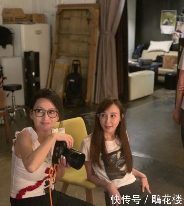 『 全身』穿健美裤露脐装秀身段，“亚洲蹲”全身无赘肉，51岁萧蔷真放得开