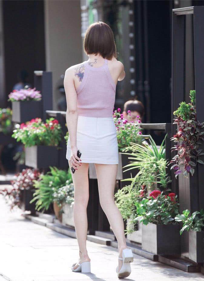 时尚的吊带十分的性感, 展现出了小姐姐迷人的香肩