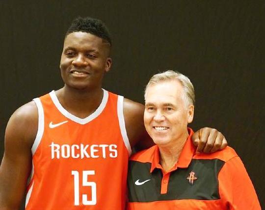 来了!火箭新援齐亮相,甜瓜真社会,周琦这身材进不了轮换?