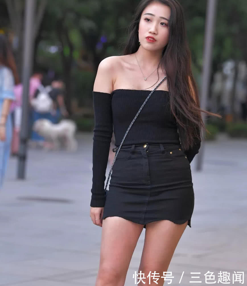 你们最喜欢的一字露肩装，性感傲人曲线吸睛无数，甜美一笑很撩人