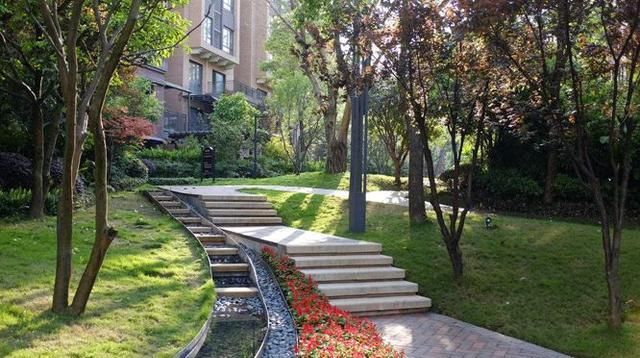 同样70年产权，为何都说选多层不选高层？二三十年后你就有答案了