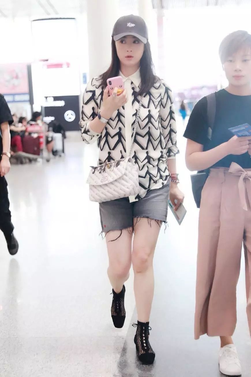 蒋欣瘦出新高度!穿短裤腿细长直，可看到她上半身时，网友沉默了