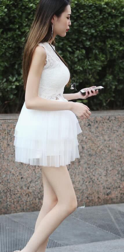 长发小姐姐白色纱裙镂空设计突显好身材,优雅端庄像一只白天鹅