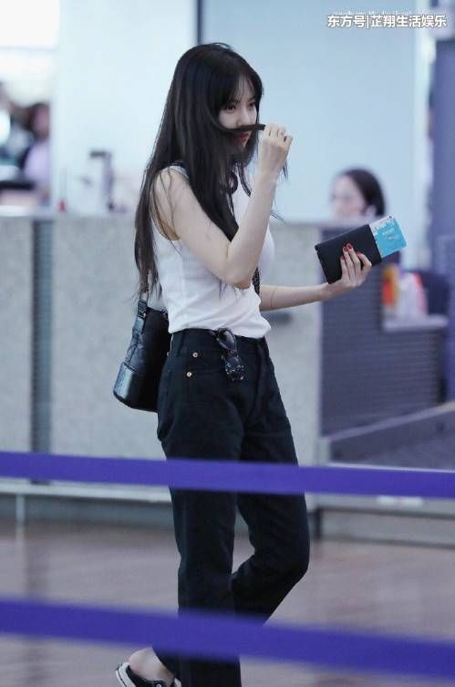 金泫雅就是穿了一件白T，竟如此妩媚迷人，真不愧是性感小野马!