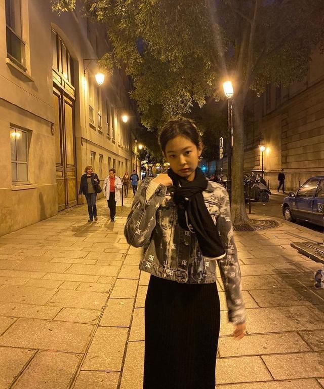  【针织】Lisa撞衫Jennie，同款扎染针织上衣，同队PK到底谁赢了？