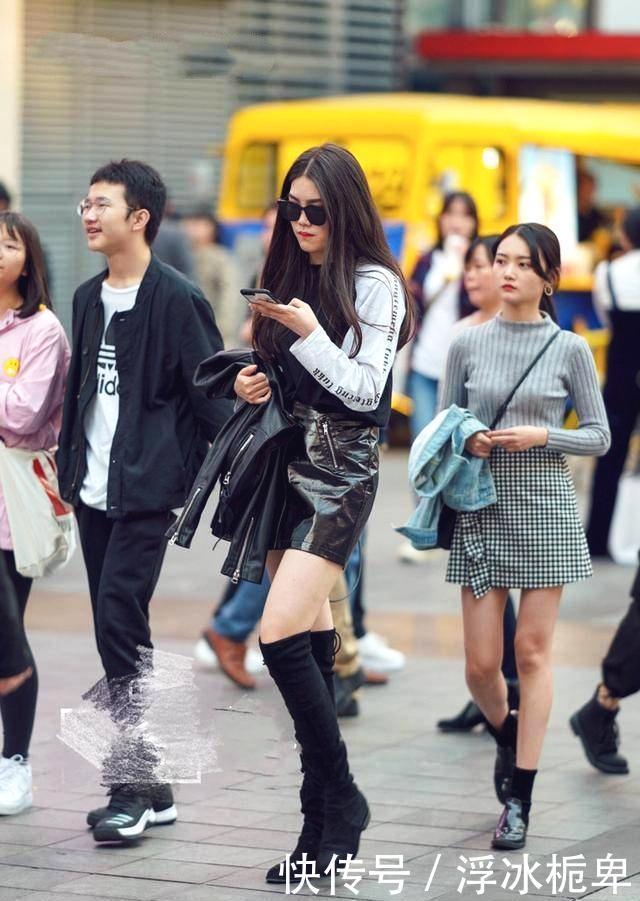 【美女】街拍小姐姐穿粉衬衣清凉上街，自信的女人最性感