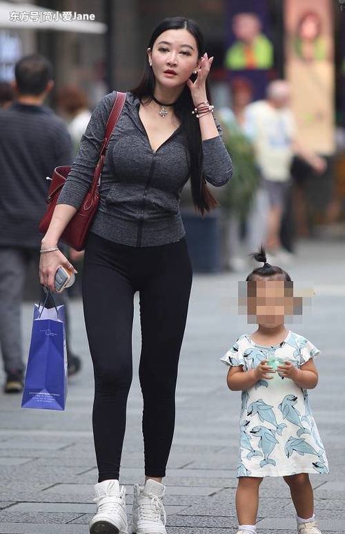 有“韵味”的年轻妈妈穿紧身裤带娃，这样行动肯定轻松又方便