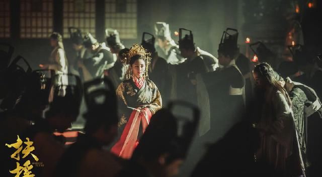 杨幂玩下身失踪,灰色卫衣刚好遮住屁股,网友:真正的“漫画腿”