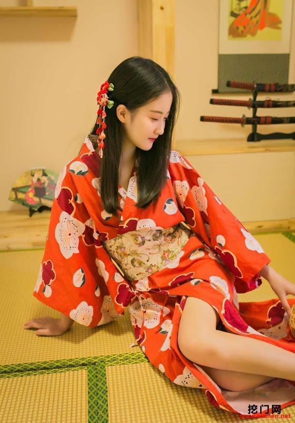 五官精致的日本妹子穿和服拍居家写真，美腿修长惊艳诱人！