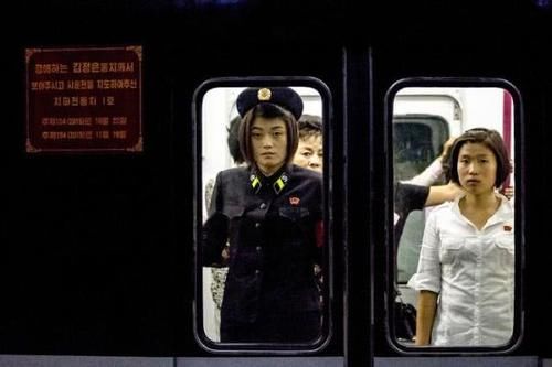 中国游客话痨，硬硬把朝鲜导游从“小白”变成了“小黑”