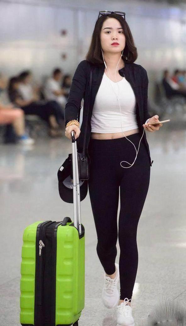 紧身裤不失风度，无论年岁大小都轻松驾驭，懒人的好搭配