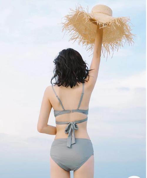 充满女人味的比基尼泳衣，勾勒出曼妙曲线，更加性感迷人