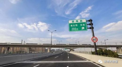 为什么别人的车道永远都比你快？高速上应该选哪条道？
