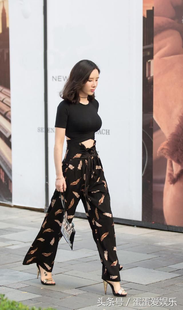 街拍：自带紧身效果的小姐姐，T恤撑的紧绷绷，网友：我驾驭不了