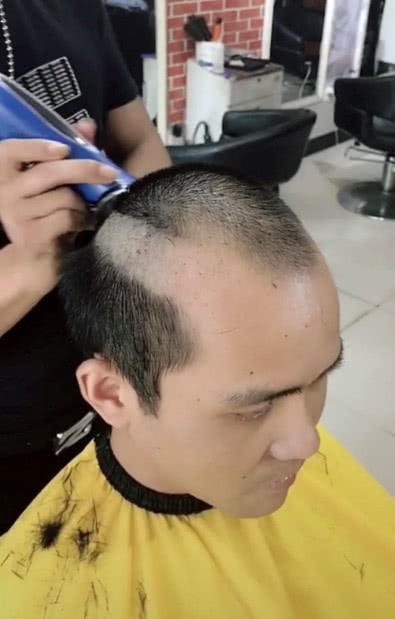 发型决定颜值，这是我见过的最帅的秃头，网友：帅到爆炸！
