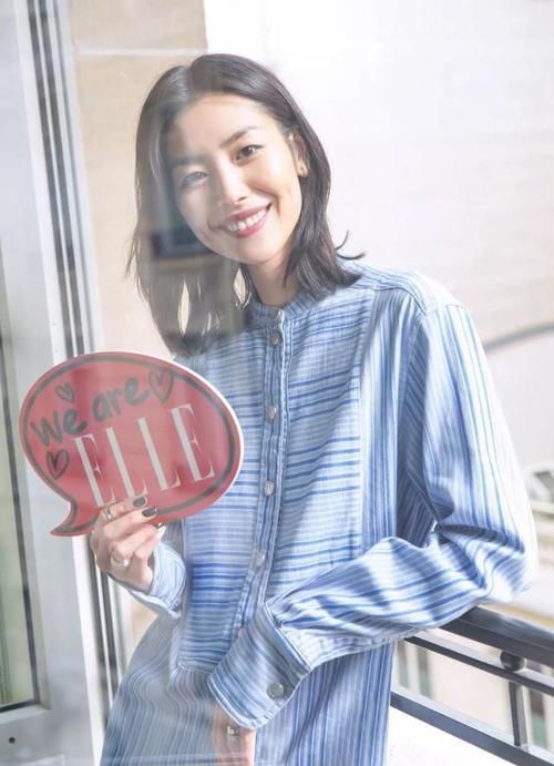 杨幂身穿月光白的蕾丝裙出席活动,宛如仙女下凡,这搭配风格太好了