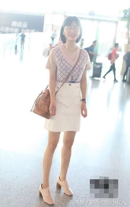 沈月不过穿了双高跟鞋，短粗腿就立即消失了，终于相信她有1米6！