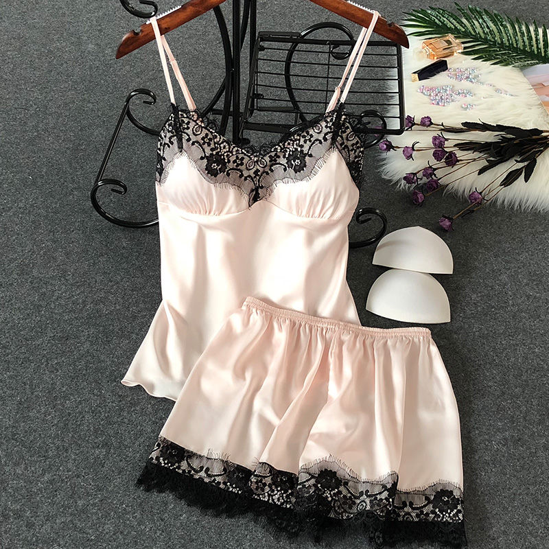 老婆在家真敢穿,如此大胆的睡衣都穿出来,妩媚动人