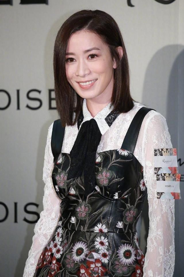 56岁关之琳和43岁佘诗曼同框亮相！相差13岁，差距一眼就看出来了