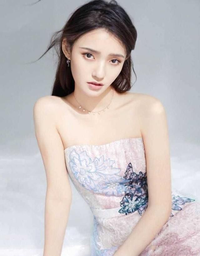 林允可谓是娱乐圈中一股“清流”！穿衣打扮跟做人一样真实不做作