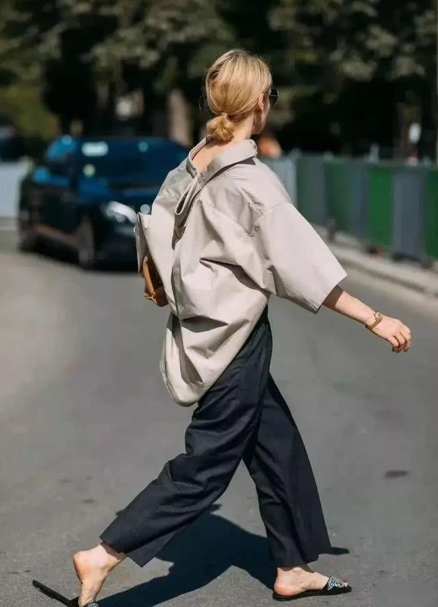  「短袖」聪明美丽的女孩，现在都已经开始挑选短袖了！