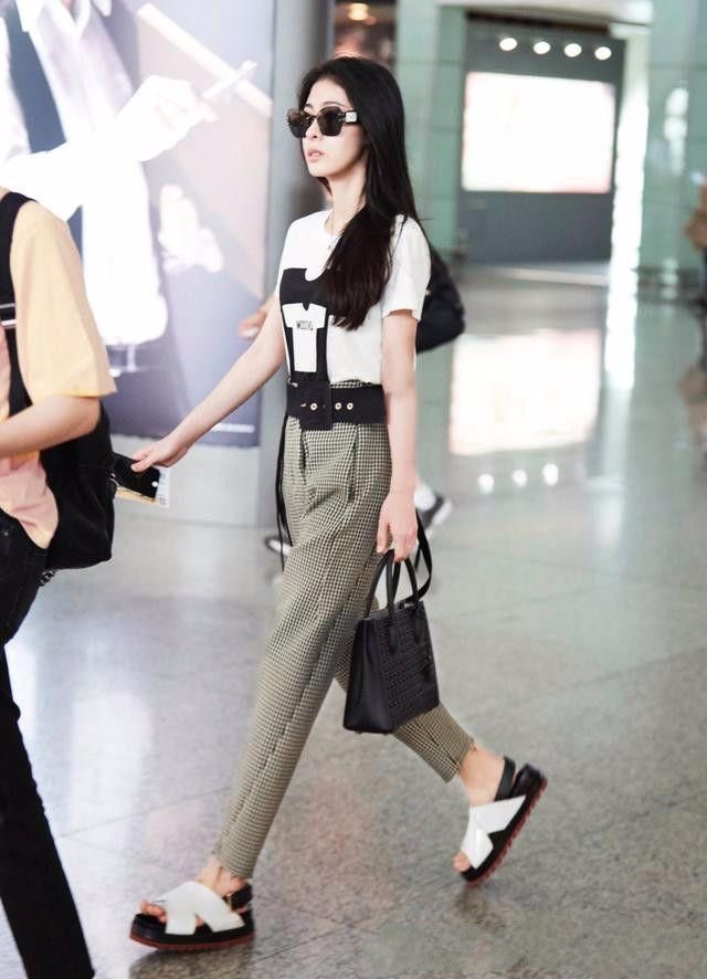 张碧晨腿瘦成两根针，网友:跟我胳膊差不多!这能承受上半身?