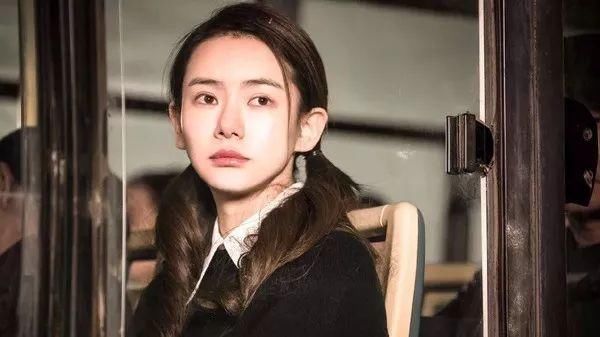 戚薇3岁女儿霸占热搜，化身新晋美妆博主，承认吧你还没一个孩子