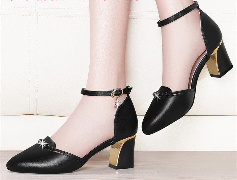 有一种美脚穿高跟鞋，穿出自信穿出美丽，彰显你无尽的魅力