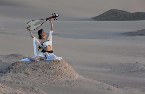 在无人区自驾时,为什么千万别睡在车里?老司机“偷偷”分享经验