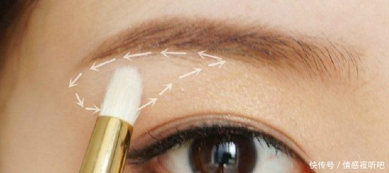 女子自卑不敢卸妆，朋友都疏远她，卸妆后男生却排队跪求交往！