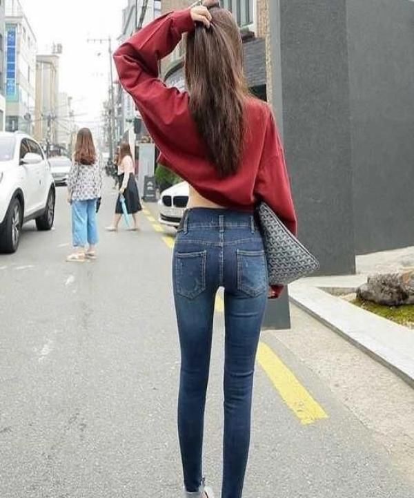 牛仔裤深蓝色更适合秋天和冬天,简单搭配不会让你失望