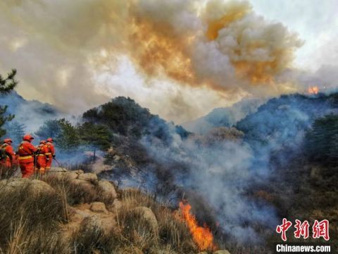  扑救■关注山西榆社山火：四路扑救力量发起总攻 直升机空中灭火