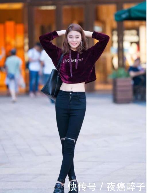 「 粉色」凸显完美曲线,尽显女人成熟的气息,街拍:图1穿粉色吊带连衣裙