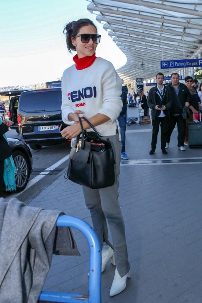 超模穿巴西球衣现身时装周，还打个结太“心机”，网友:秀身材呗