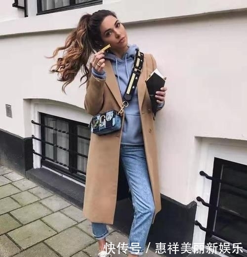  [显得]毛衣打底已经过时了，今年流行用这件“内搭”配大衣，保暖又时髦