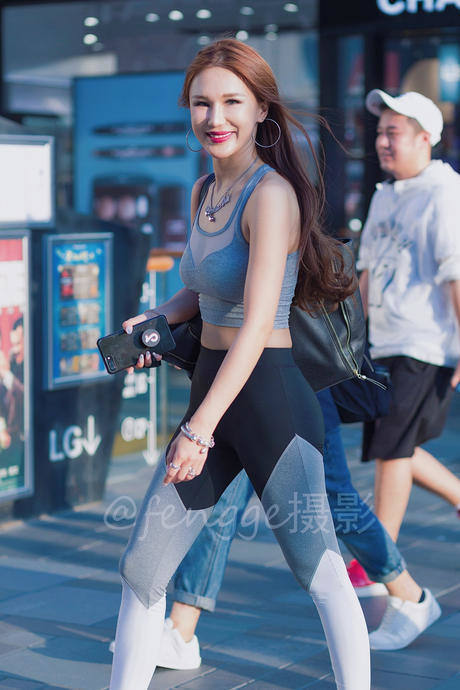 街拍: 穿紧身瑜伽裤的小美女, 身材真棒, 好像还是个小明星呢
