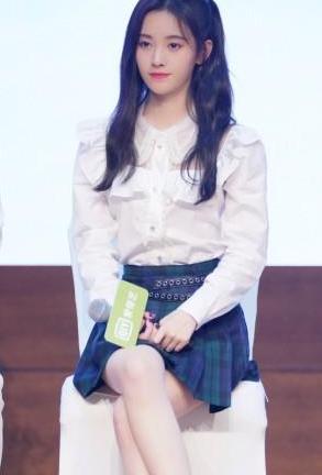 鞠婧祎终于穿连衣裙走机场，面容是四千年美女，身材却是小学生！