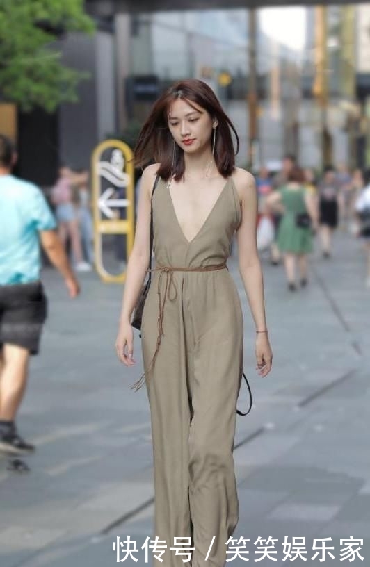  连体■吊带连体裤搭配高跟凉鞋，时尚又性感的风格，搭配出女神般的气息