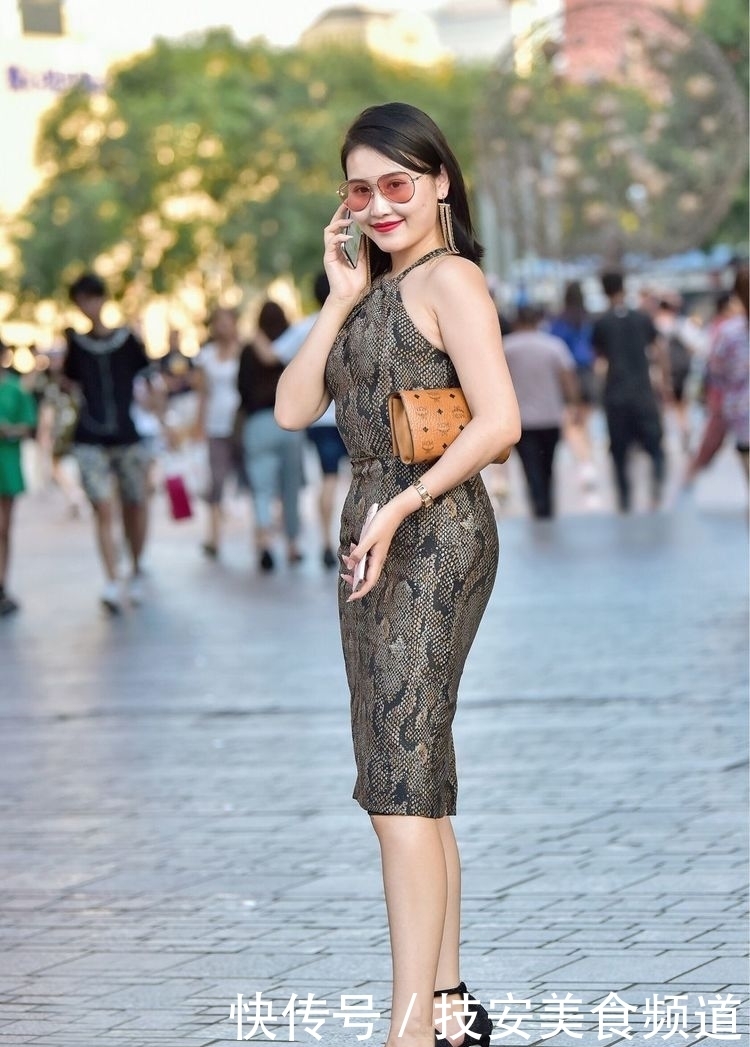  [精致]美女身材姣好，面容精致，这样的小姐姐好可爱