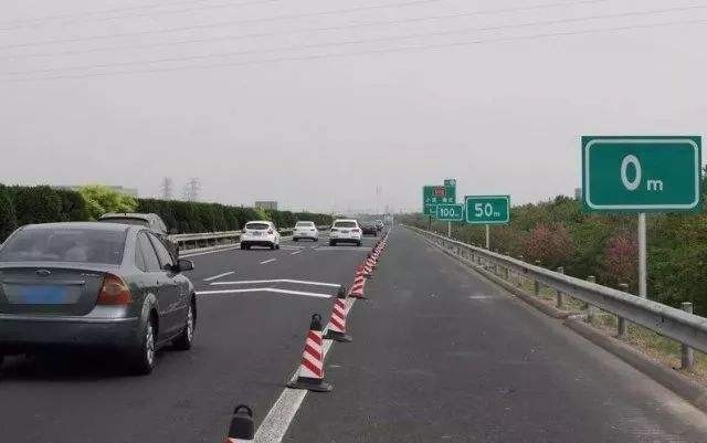 「道路交通」“灯泡+问号”是什么交通标志?交警:只要违反,一律扣200元