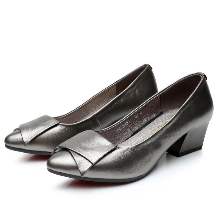 开车上班的女人别穿高跟鞋,不舒服还危险,穿这样的小跟鞋刚刚好