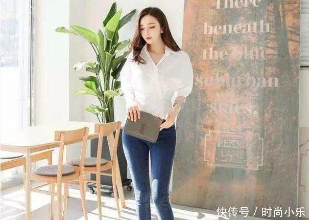 曼妙青春的牛仔裤美女，凸显魅力小蛮腰，很招人喜欢！