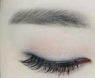 还在慢吞吞的画眉毛么？教你正确的画眉方法，圆脸也能画成瓜子脸