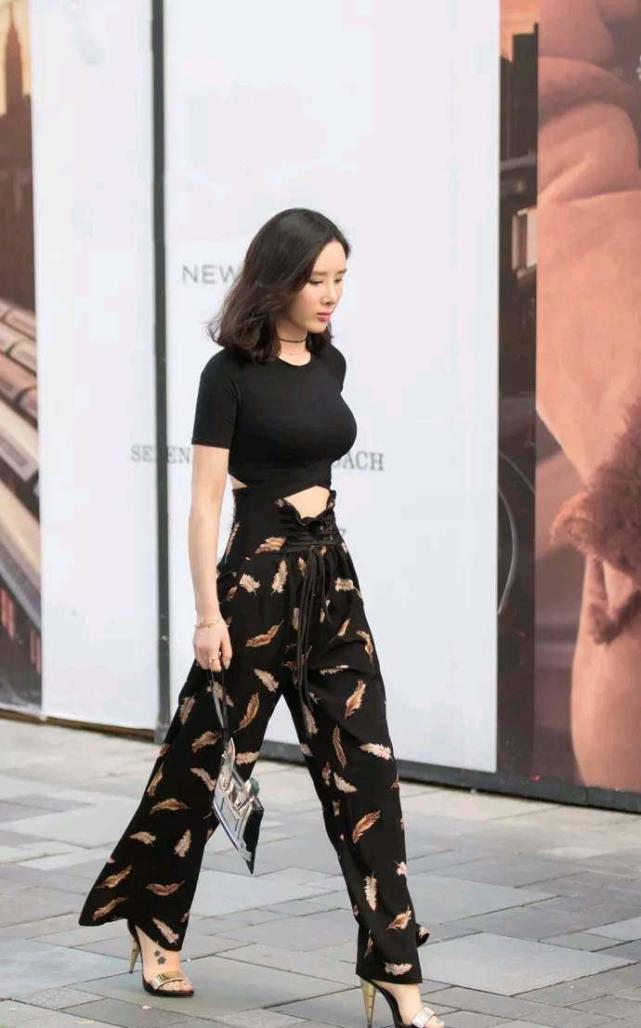 街拍：小姐姐高挑迷人超有女人味，美翻天了！