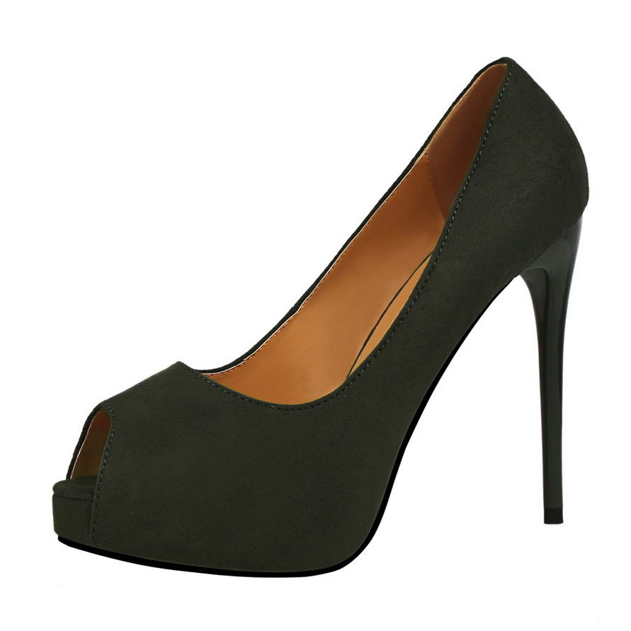 女人真会穿，这么高的高跟鞋穿着就是迷人，百分百的男人都看